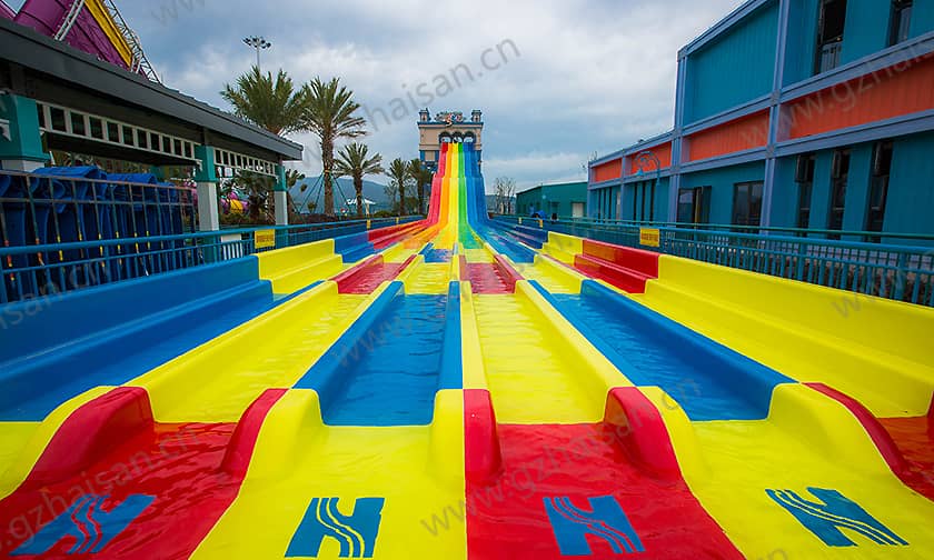浙江宁波大目湾阿拉的海水上乐园竞赛滑道