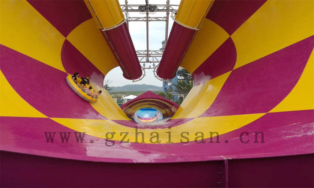 水上儿童游乐设备欢乐无限，安全畅玩