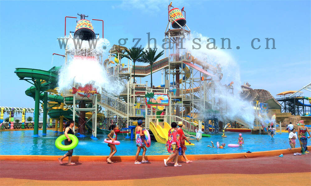 水上彩虹滑梯，畅享清凉夏日