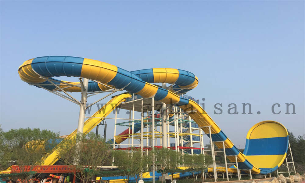 水上世界滑梯下来