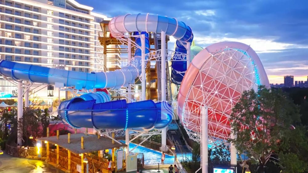 双重风暴，极致竞速——星际盘旋+巨浪翻滚组合引爆水乐园刺激体验